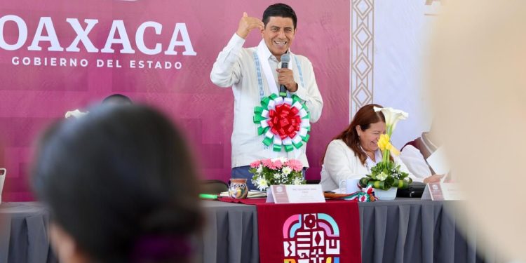 Lleva Salomón Jara soluciones a Santiago Amoltepec para abatir rezago histórico