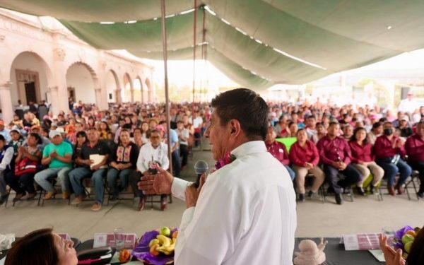 Redobla Salomón Jara apoyos a la educación de Santiago Suchilquitongo