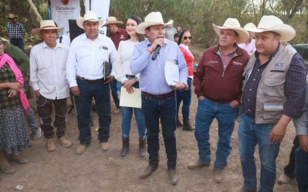 Cumple Gobernador David Monreal compromisos con Chichimequillas con maquinaria y apoyo al bienestar