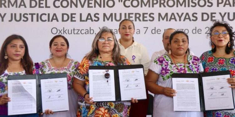 Ceremonia maya y firma de convenio enmarcan la entrega de reconocimientos a parteras, guardianas de saberes ancestrales