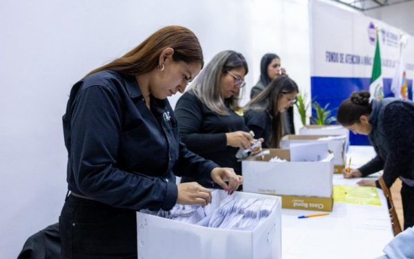 Entrega FGE a través de FANVI tarjetas de monedero electrónico a 4 mil 087 familias