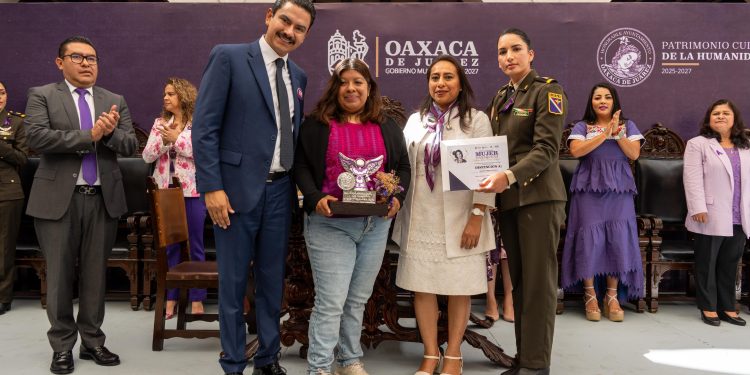 Entrega Cabildo de Oaxaca de Juárez la Distinción Ciudadana “Mujer Oaxaqueña Alicia Lilia Porras Mazari»
