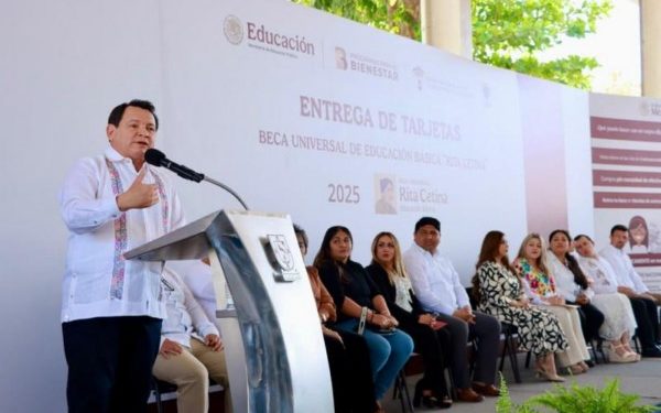 Inicia entrega de tarjetas de la beca universal «Rita Cetina»