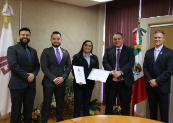 Otorga Tecnológico de NCG mención honorífica a alumna por su desempeño en examen de egreso
