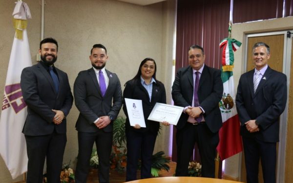 Otorga Tecnológico de NCG mención honorífica a alumna por su desempeño en examen de egreso