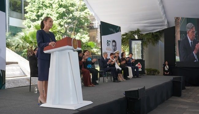 Presidenta firma decreto para expedir leyes secundarias en materia energética que recuperan a Pemex y CFE como empresas públicas del Estado