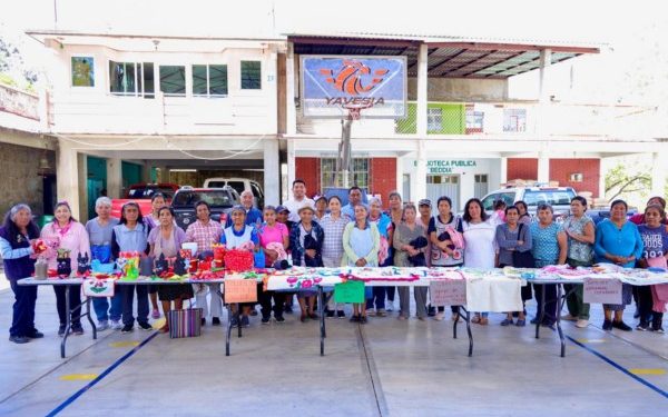 Refrenda Irma Bolaños compromiso con habitantes de Lalopa y Yavesía, en la Sierra de Juárez