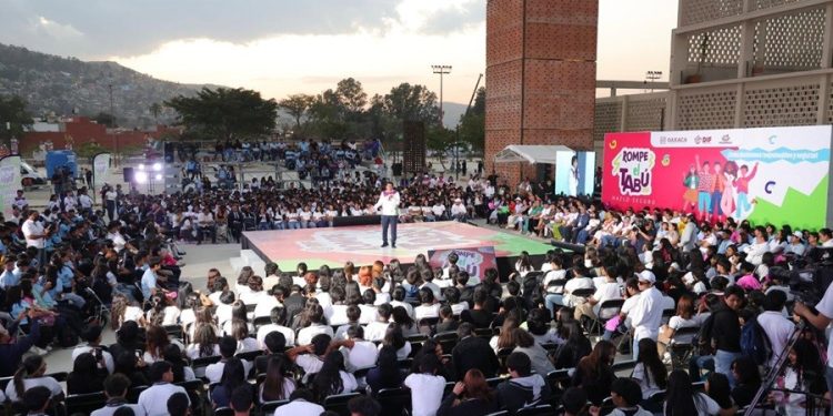 Orienta DIF Oaxaca a adolescentes sobre derechos sexuales en la feria de Rompe el Tabú, hazlo seguro