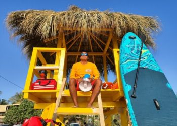 Entrega Sectur Oaxaca 10 torres salvavidas para garantizar la seguridad en playas