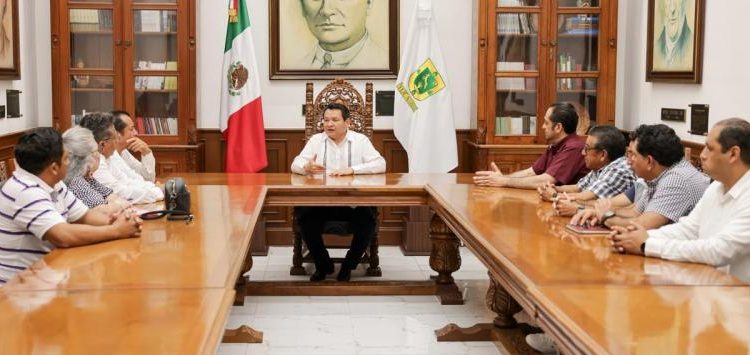 Escucha y atiende al magisterio el Gobernador Joaquín Díaz Mena