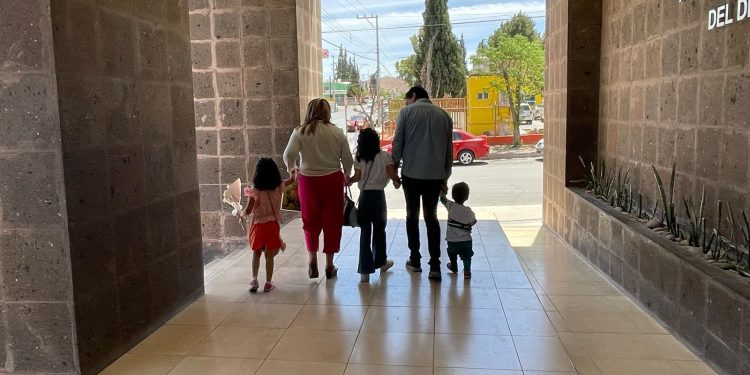 Asigna DIF Estatal familias a 13 niñas y niños en adopción este mes de abril