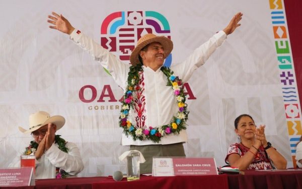 Regresa Gobernador de Oaxaca a San Lucas Ojitlán con obras y acciones cumplidas