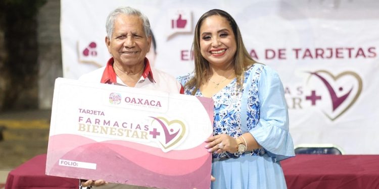 Entrega Sebienti 300 tarjetas Farmacias Bienestar a habitantes de Cinco Señores