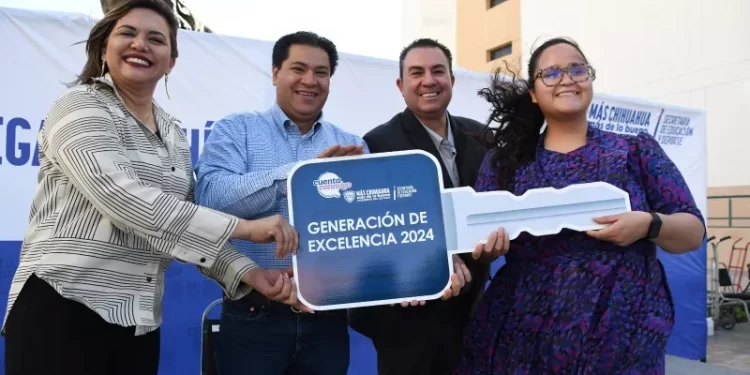 Entregan automóvil último modelo a ganadora del programa Generación de Excelencia