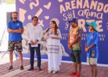 Recorre Evelyn Salgado la exposición Arenando Sol, Arena y Arte 2025