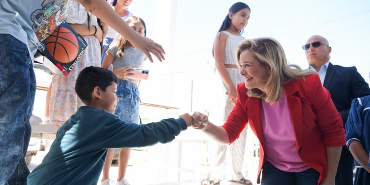 Maru Campos festeja en Delicias a las niñas y niños en su día