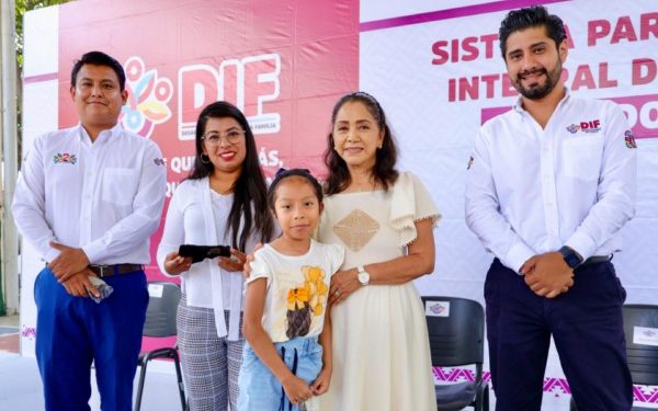 Entrega DIF Oaxaca diademas de vibración ósea a niñez y personas de distintas edades