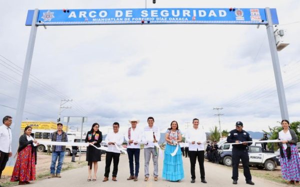 Inaugura Salomón Jara arco de seguridad en   Miahuatlán de Porfirio Díaz