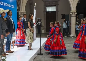 ABANDERA TERE JIMÉNEZ A ATLETAS QUE REPRESENTARÁN A AGUASCALIENTES EN LA OLIMPIADA NACIONAL 2025