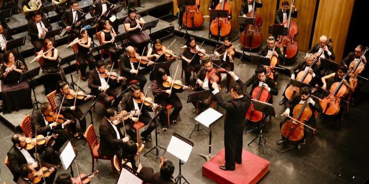 Con cupo total, Orquesta Sinfónica de Oaxaca interpreta piezas de Joseph Haydn y Tchaikovsky en el teatro Alcalá
