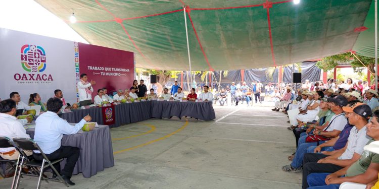 Con obras en escuelas y caminos, Salomón Jara construye el bienestar de Santiago Tetepec