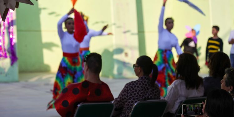Entre aplausos, lágrimas y arte, trabajadoras de la Casa Hogar para Jóvenes recibieron un homenaje inolvidable