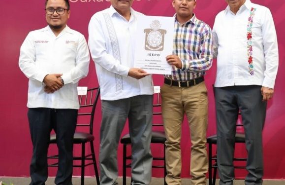 Entrega Salomón Jara 35 claves a instituciones de educación básica y especial