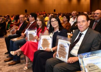 Entrega SEyD estímulos económicos a docentes federalizados con 30 y 40 años de servicio