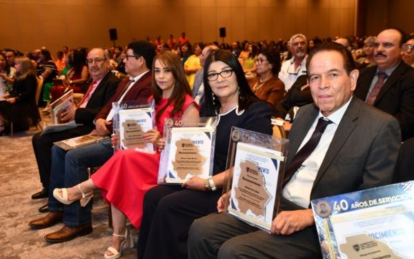 Entrega SEyD estímulos económicos a docentes federalizados con 30 y 40 años de servicio