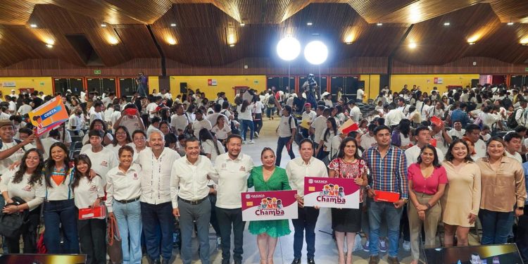 Entrega Gobierno de Oaxaca tarjeta Mi Primera Chamba a más de mil jóvenes