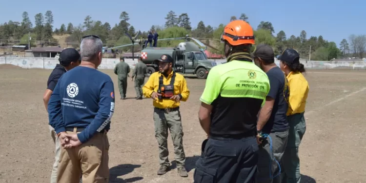 Envía Gobierno del Estado apoyo aéreo para combatir incendios en el municipio de Madera