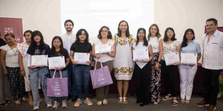 Jóvenes yucatecas concluyen curso sobre programación