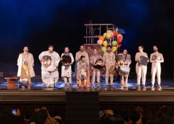 Más de mil personas disfrutaron la obra de teatro “A golpe de calcetín” en el teatro Macedonio Alcalá