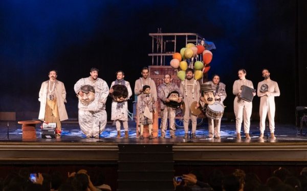 Más de mil personas disfrutaron la obra de teatro “A golpe de calcetín” en el teatro Macedonio Alcalá