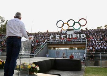 Abandera Bedolla a deportistas michoacanos rumbo a Olimpiada Nacional 2025