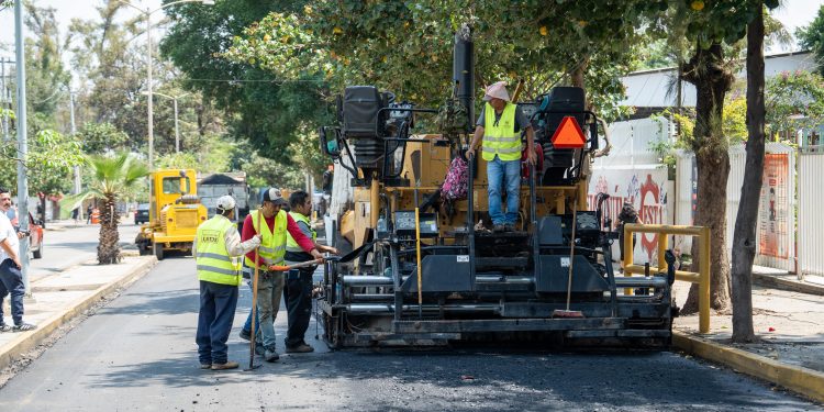 Municipio de Oaxaca de Juárez y Gobierno del Estado refuerzan acciones de bacheo en vialidades de la capital