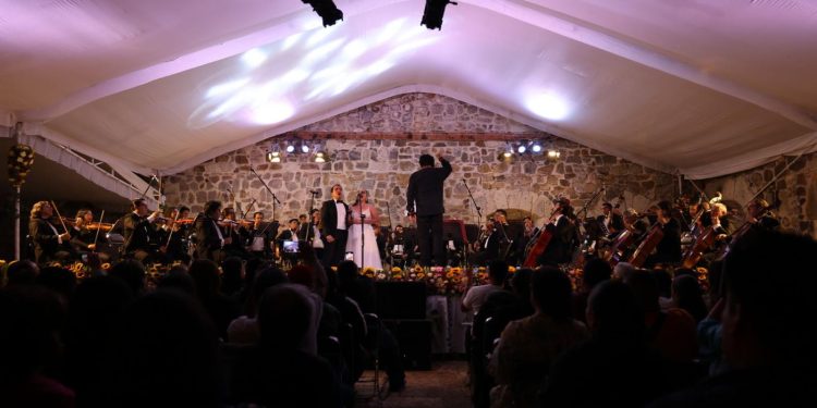 Orquesta Sinfónica de Oaxaca rinde homenaje a Rodolfo Morales en Ocotlán de Morelos