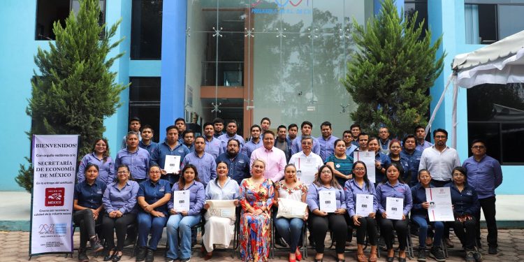 Otorgan gobiernos estatal y federal distintivos “Hecho en México” y «Hecho en Oaxaca» a empresa innovadora