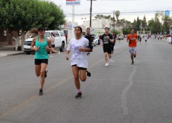 Participan más de 700 personas en carrera “Tu Familia es Primero”, en Delicias