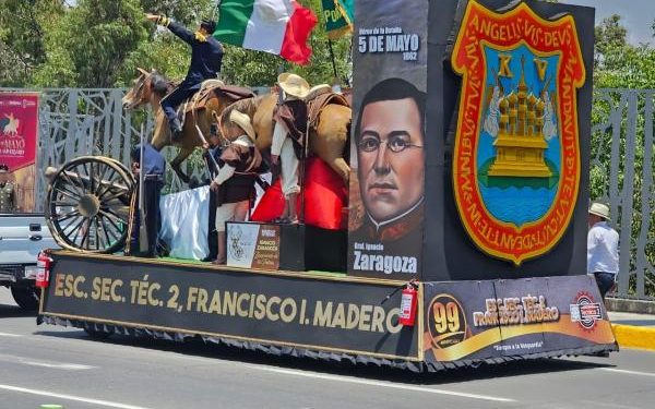 Con gran participación Desfile Cívico Militar en Puebla