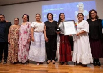 Recibe Medalla Bellas Artes 2025 Elena de la Luz Ramírez Aguirre por legado en el son jarocho
