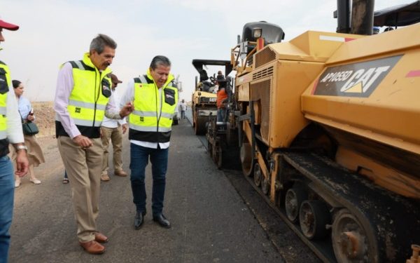 Supervisa Gobernador David Monreal rehabilitación de carreteras en Calera y Villa de Cos