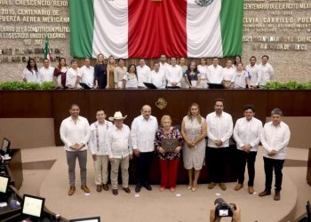 Reconocen a Ana Rosa Villanueva Pérez por más de 60 años de entrega a la educación en Yucatán