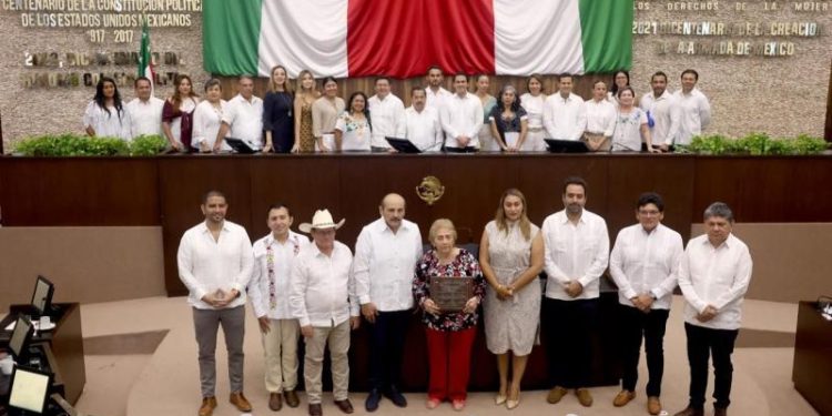 Reconocen a Ana Rosa Villanueva Pérez por más de 60 años de entrega a la educación en Yucatán