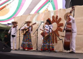 Guerrero participó en el Encuentro de Arte Decorativo y Utilitario en Los Pinos