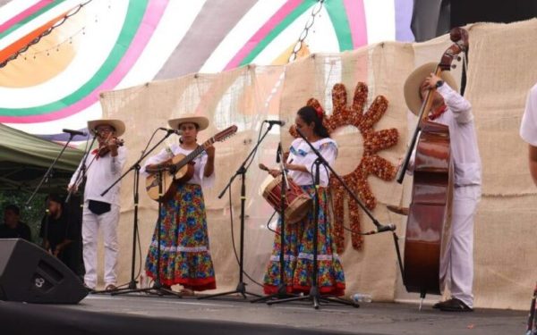 Guerrero participó en el Encuentro de Arte Decorativo y Utilitario en Los Pinos