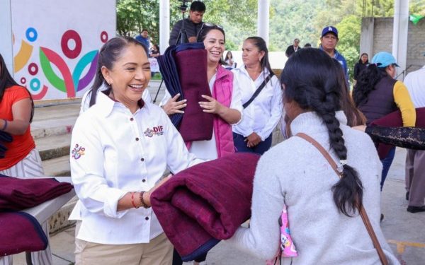 Visita Irma Bolaños agencias mixtecas para cuidar bienestar de las familias