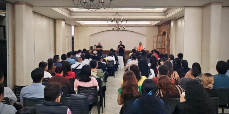 Capacitan a trabajadores del sector restaurantero en protocolos de Protección Civil