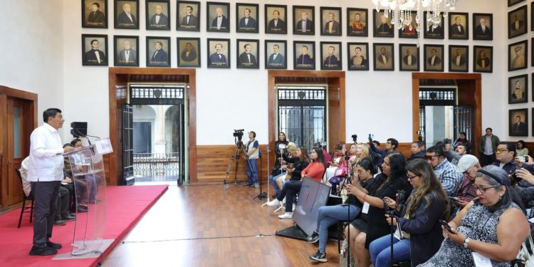 Despliega Gobernador de Oaxaca a todo su gabinete para labores de limpieza y entrega de ayuda en la Costa