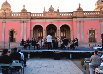Disfrutan los chihuahuenses del concierto “Noche bajo las estrellas” en el Centro Cultural “Quinta Carolina”